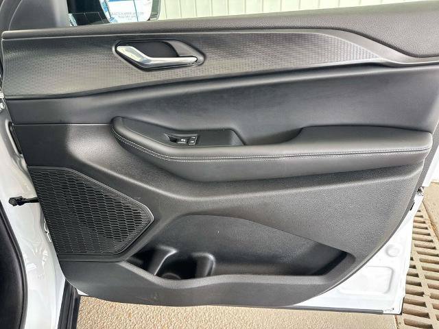 Used 2025 Jeep Grand Cherokee Altitude AWD/4WD image 18