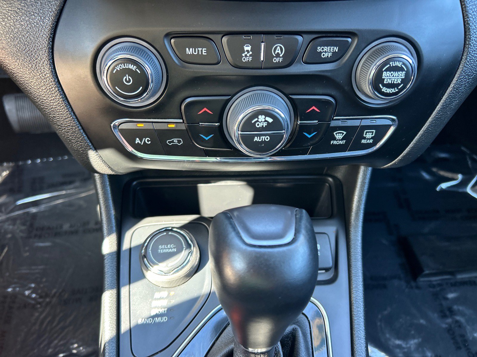 Used 2023 Jeep Cherokee Altitude Lux w/ Mopar Interior Package AWD/4WD image 28