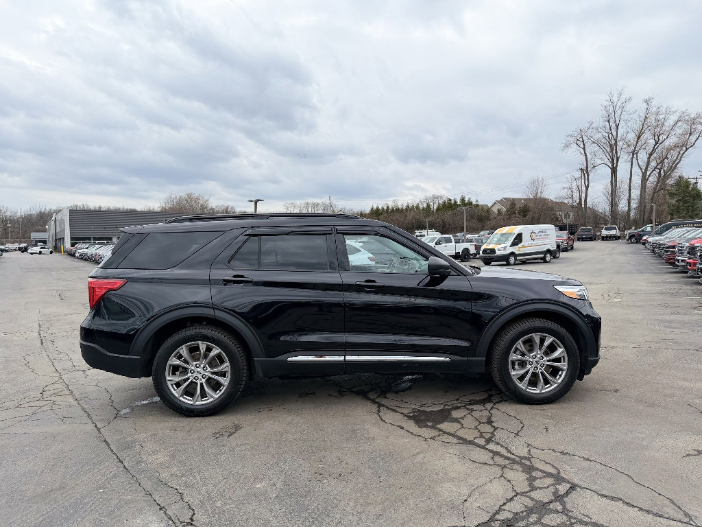 Certified 2022 Ford Explorer XLT w/ Equipment Group 202A image 6
