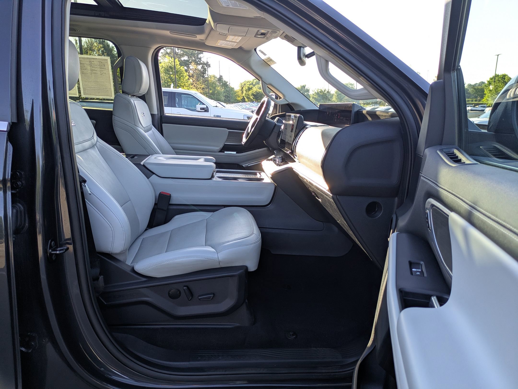 Certified 2025 Ford Expedition Platinum w/ Driver's Package AWD/4WD image 37