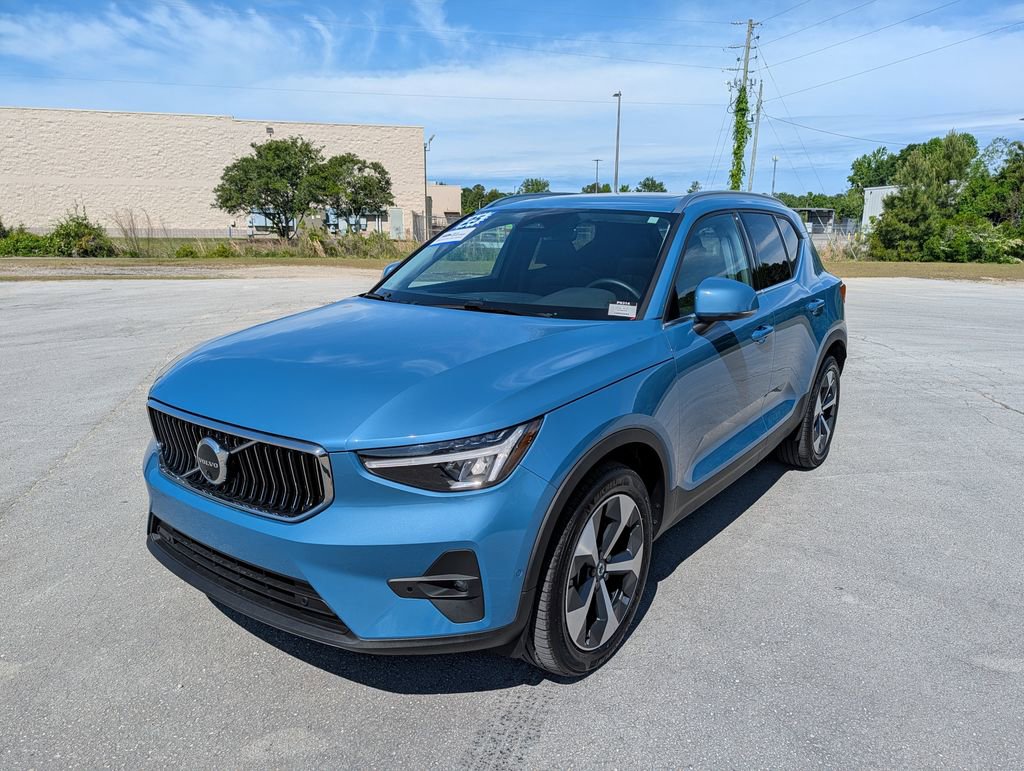 Used 2025 Volvo XC40 B5 Plus AWD/4WD image 5