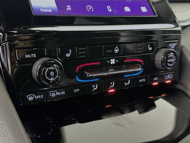 Used 2025 Jeep Grand Cherokee Altitude AWD/4WD image 18