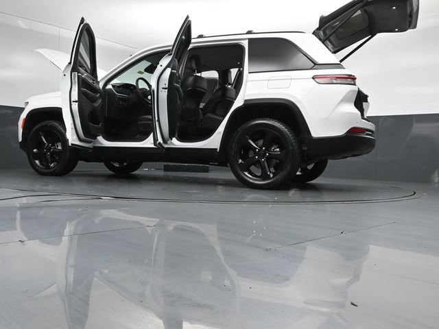 Used 2023 Jeep Grand Cherokee Limited w/ Black Appearance Package AWD/4WD image 56