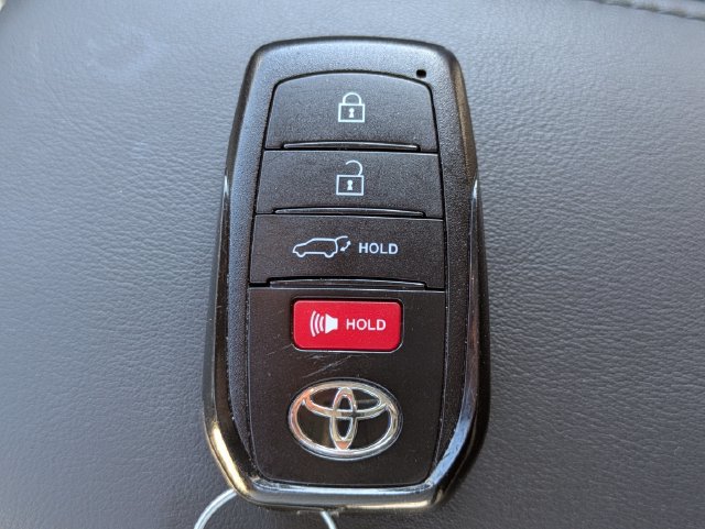 Used 2022 Toyota Corolla Cross XLE w/ Convenience Package FWD image 29