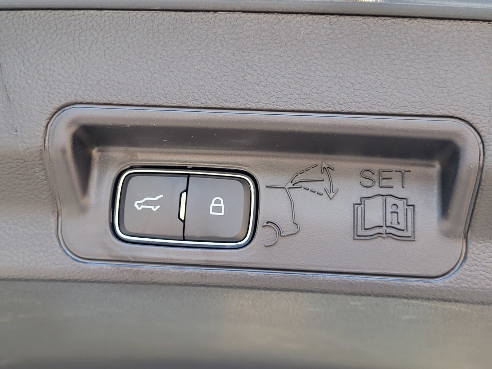 Certified 2025 Ford Explorer Active image 32