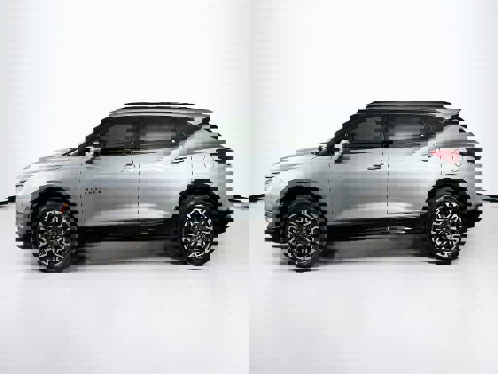 Used 2025 Chevrolet Blazer RS image 2