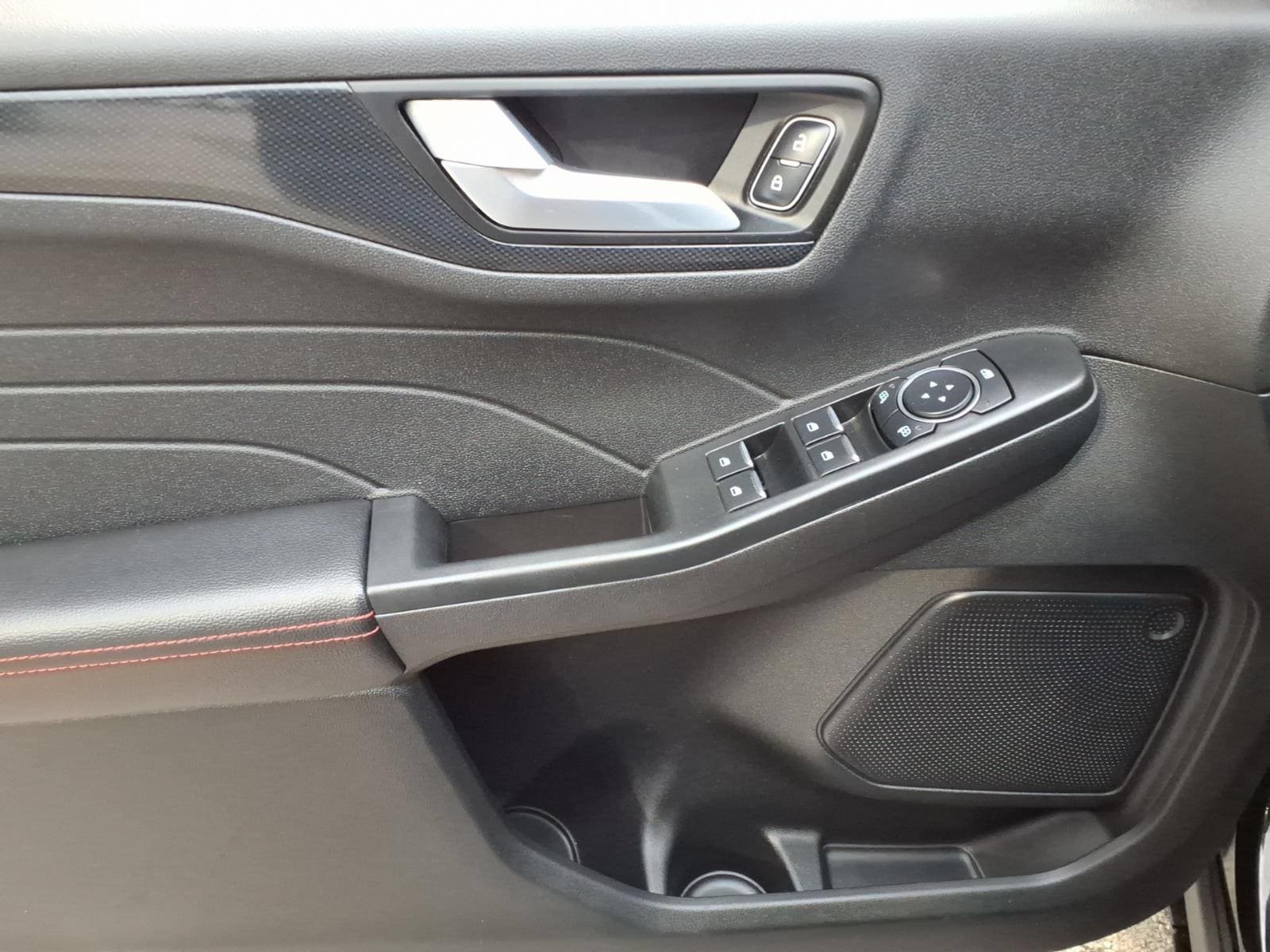 Certified 2025 Ford Escape ST-Line AWD/4WD image 9