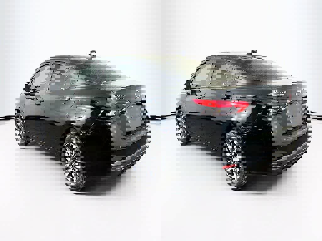 Used 2023 Nissan Versa SV image 3