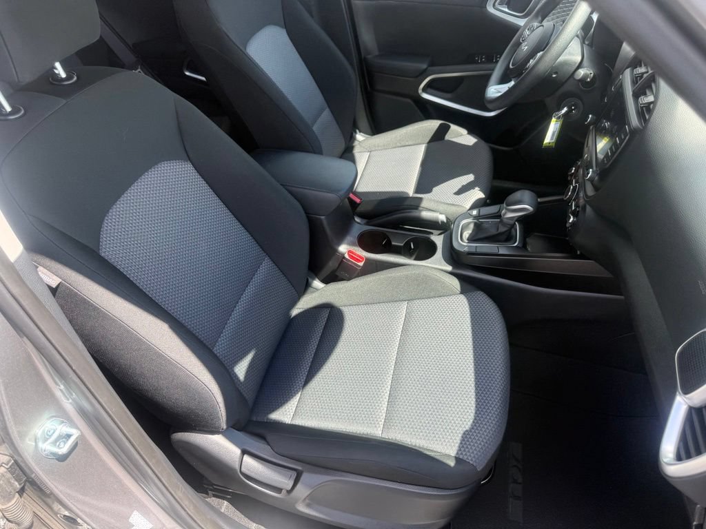 Used 2025 Kia Soul LX w/ LX Technology Package FWD image 50