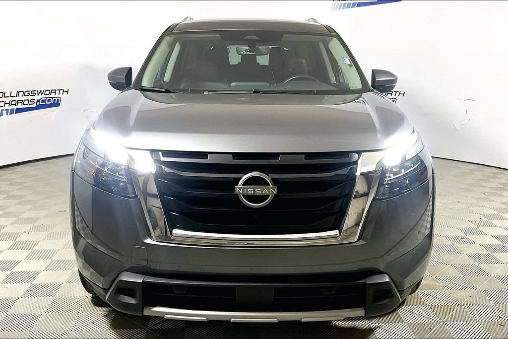 Used 2025 Nissan Pathfinder SL FWD image 2