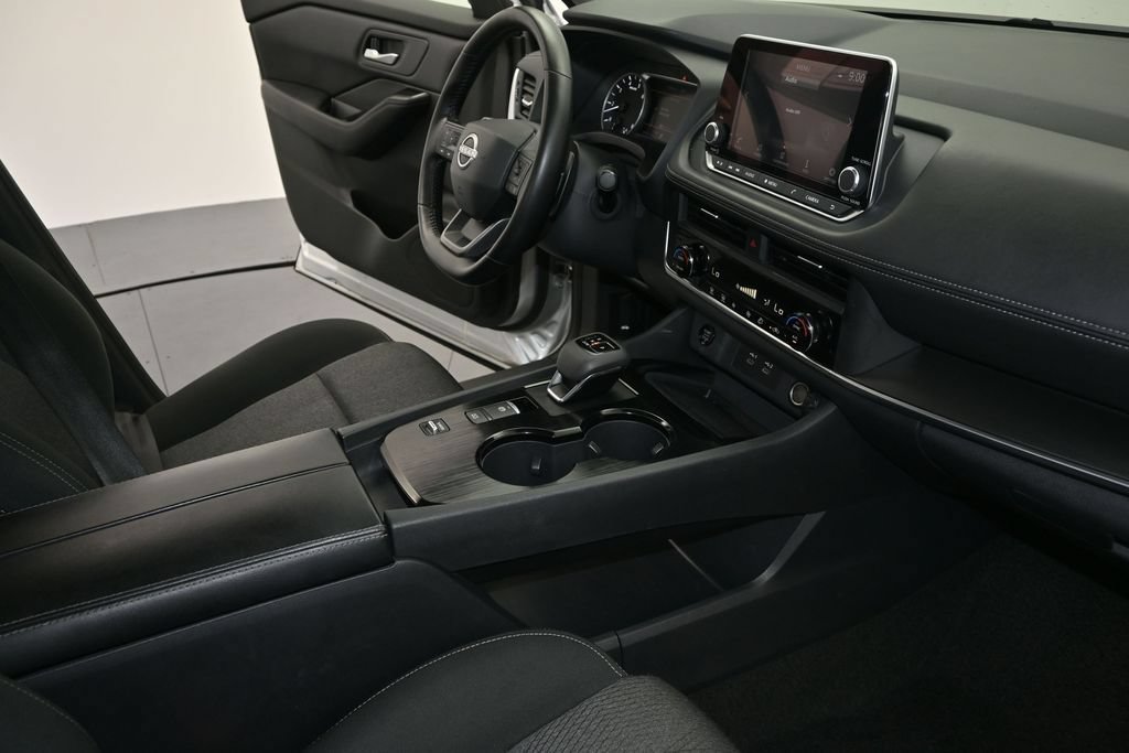 Used 2025 Nissan Rogue SV FWD image 13