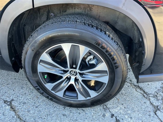 Used 2024 Toyota Highlander LE image 11