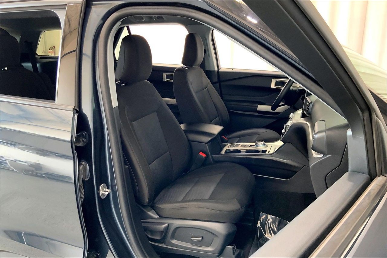 Certified 2024 Ford Explorer XLT RWD image 5