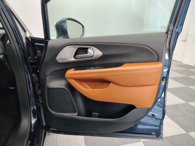 Used 2024 Chrysler Pacifica Pinnacle FWD image 13
