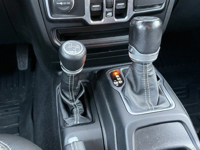 Used 2021 Jeep Wrangler Unlimited Sahara w/ Cold Weather Group AWD/4WD image 25