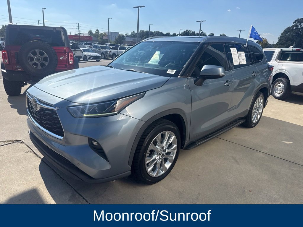 Used 2023 Toyota Highlander Limited FWD image 3