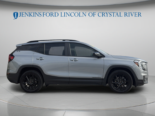 Used 2024 GMC Terrain SLE w/ Driver Convenience Package FWD image 2