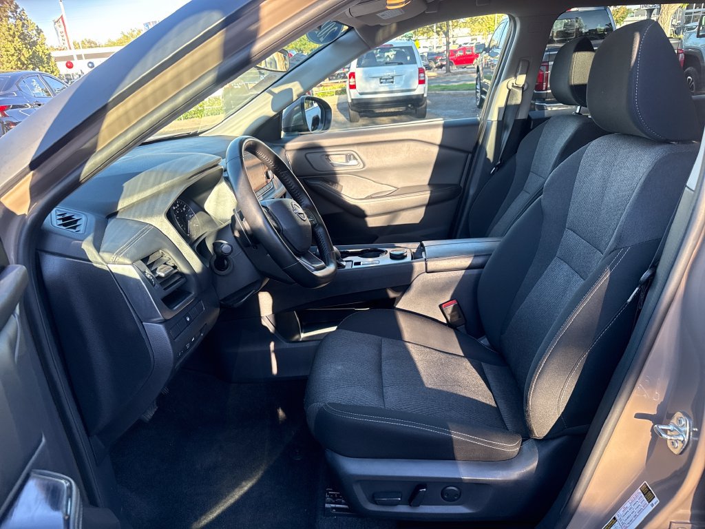 Used 2025 Nissan Rogue SV AWD/4WD image 11