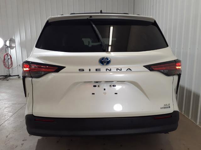 Used 2021 Toyota Sienna XLE image 3