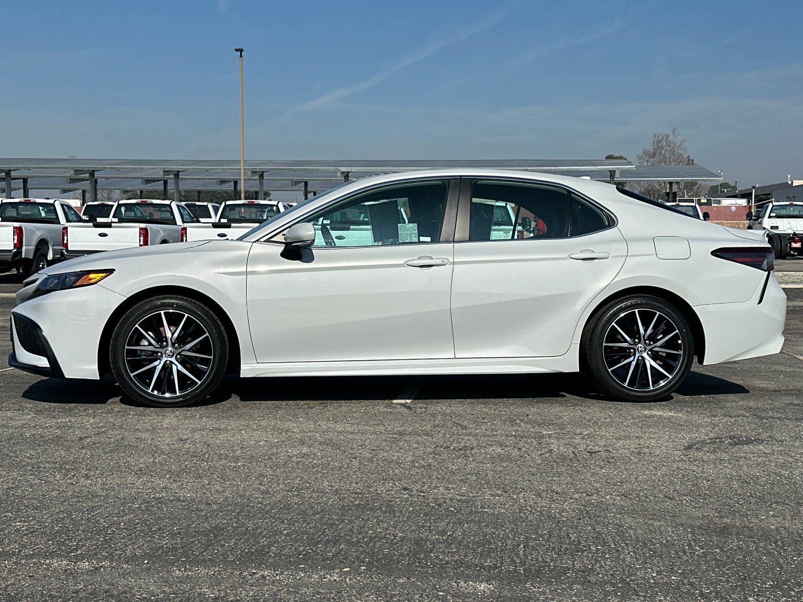 Used 2023 Toyota Camry SE image 2