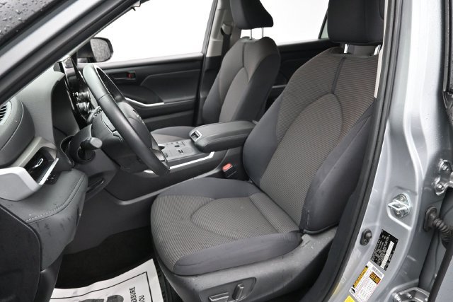 Used 2025 Toyota Highlander LE FWD image 11