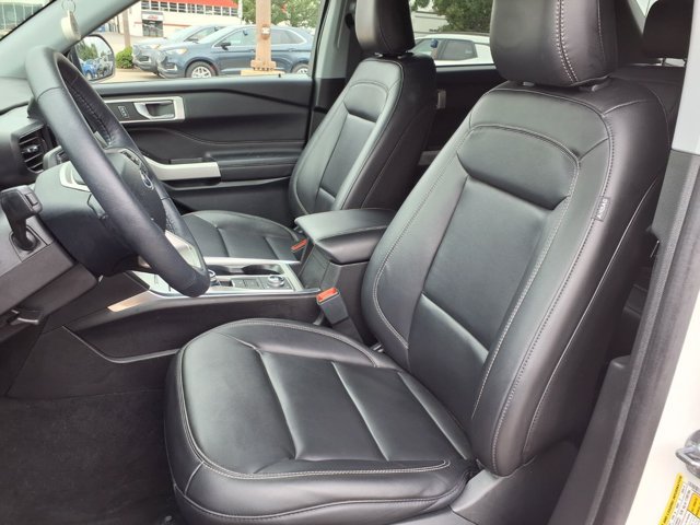 Certified 2024 Ford Explorer XLT w/ Equipment Group 202A AWD/4WD image 4