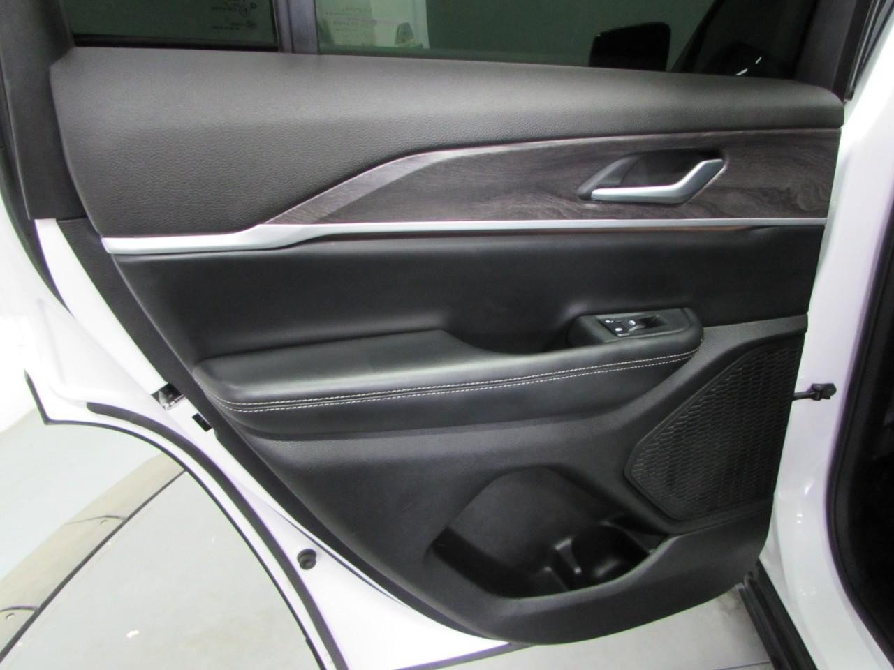 Used 2024 Jeep Grand Cherokee Limited w/ Black Appearance Package AWD/4WD image 14