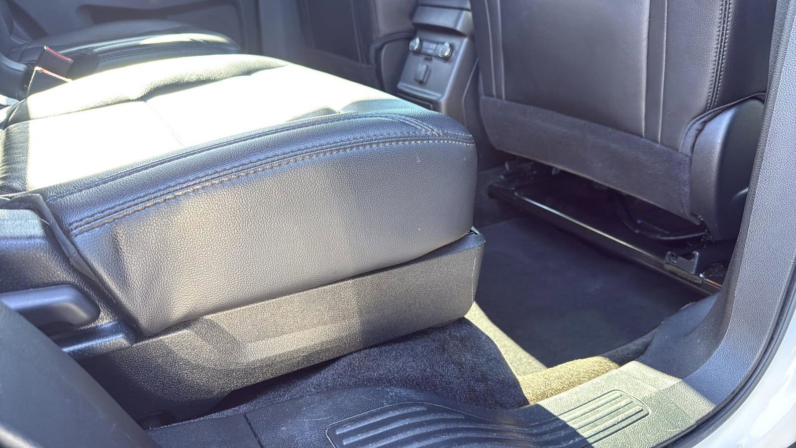 Certified 2018 Ford Explorer XLT w/ Equipment Group 202A image 27