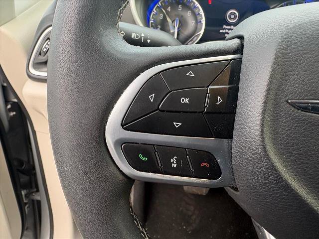 Used 2024 Chrysler Pacifica Touring-L image 10