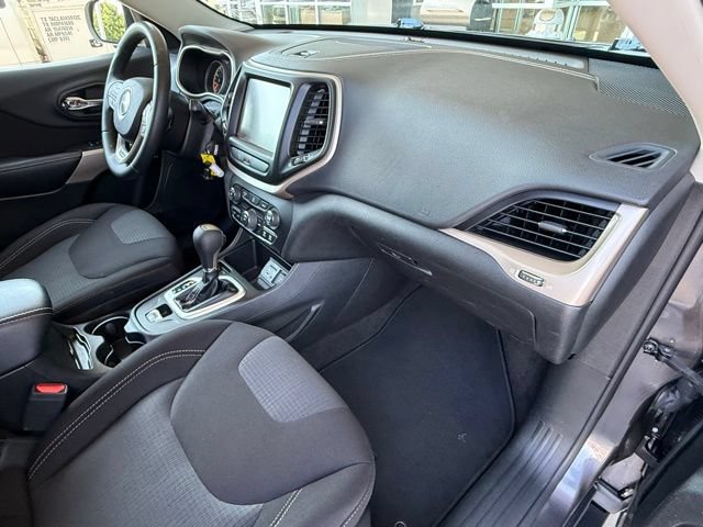 Used 2017 Jeep Cherokee Latitude w/ Safety/Convenience Group FWD image 18