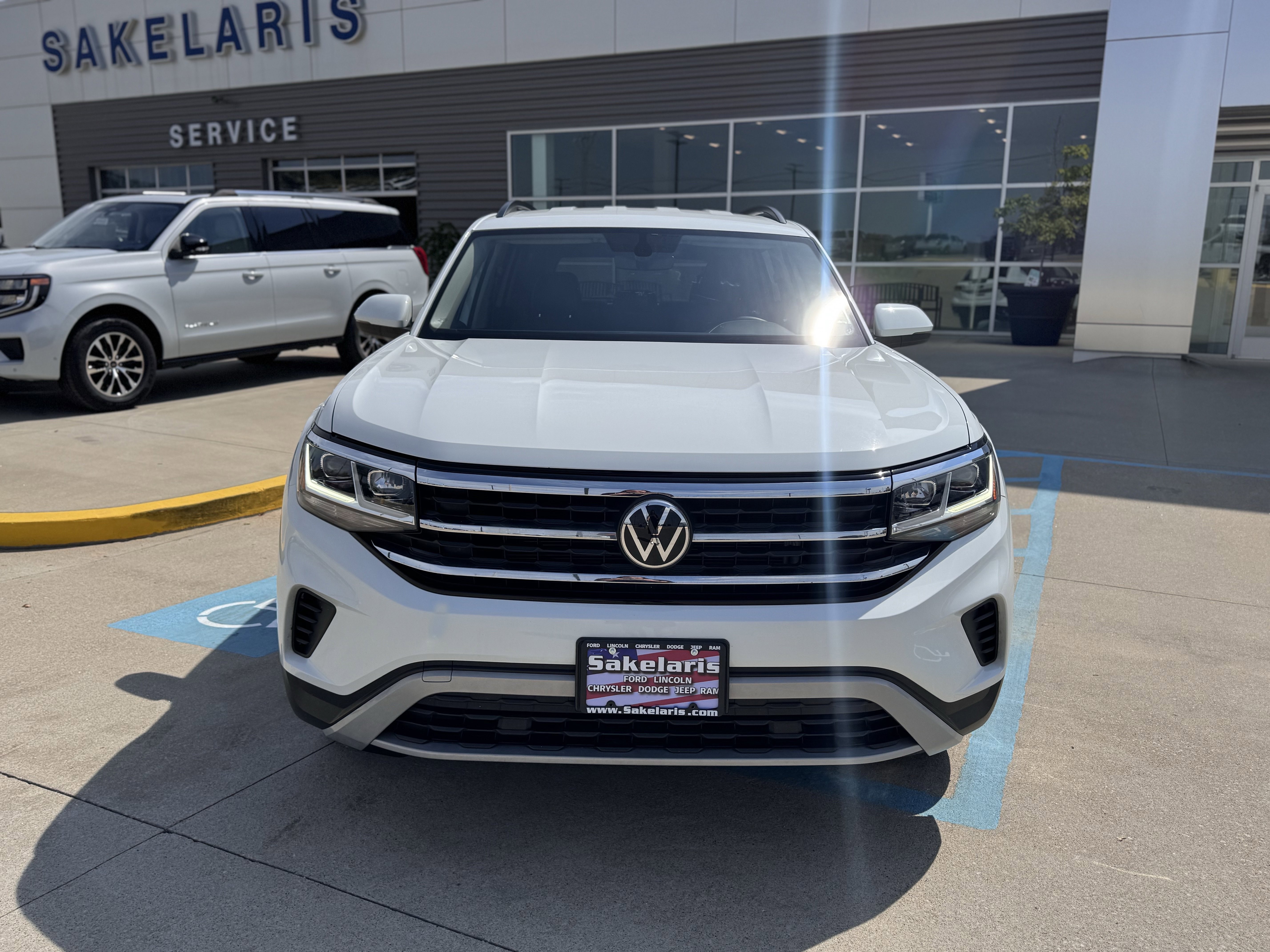 Used 2022 Volkswagen Atlas SE image 2