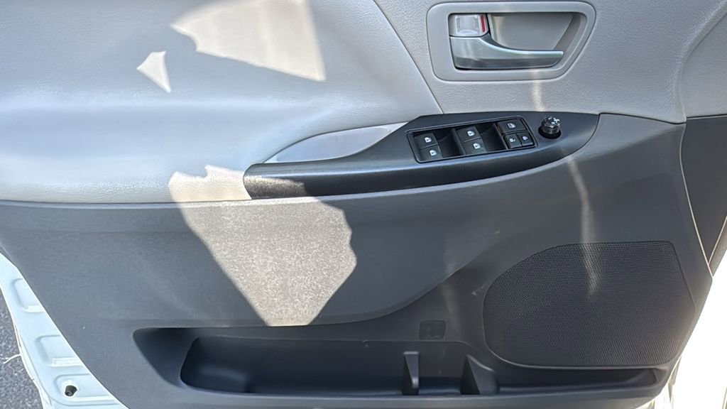 Used 2019 Toyota Sienna LE w/ Carpet Mat Package FWD image 18
