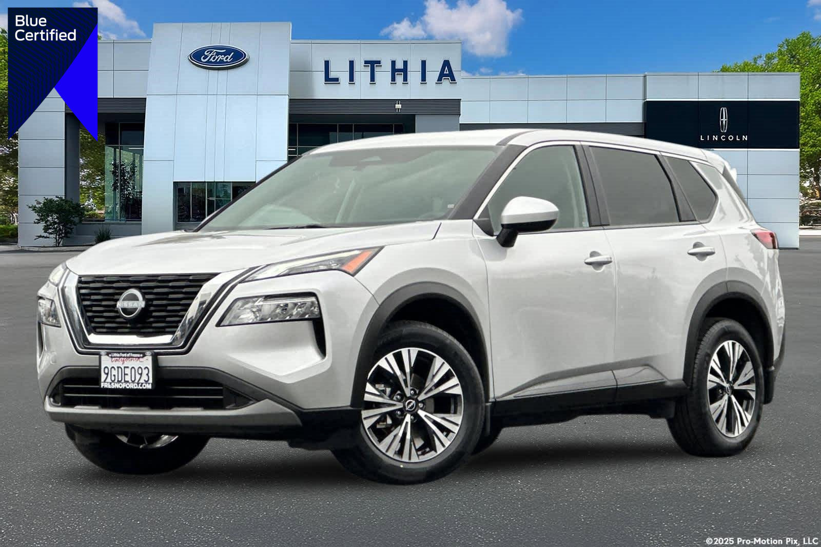 Used 2023 Nissan Rogue SV image 1