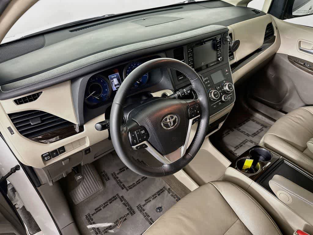 Used 2020 Toyota Sienna XLE w/ XLE Navigation Package FWD image 2