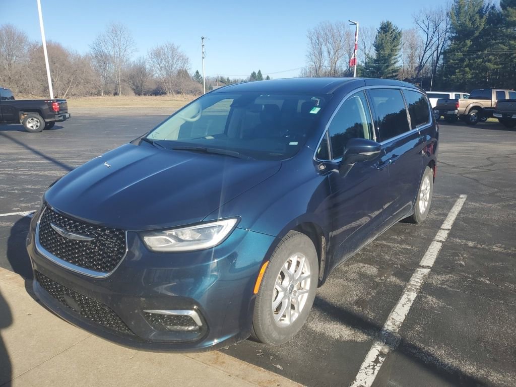 Used 2023 Chrysler Pacifica Touring-L image 4