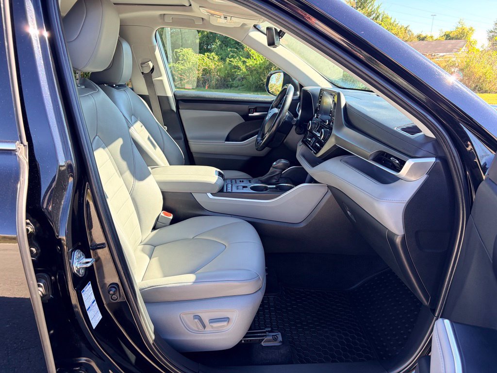 Used 2020 Toyota Highlander XLE AWD/4WD image 25