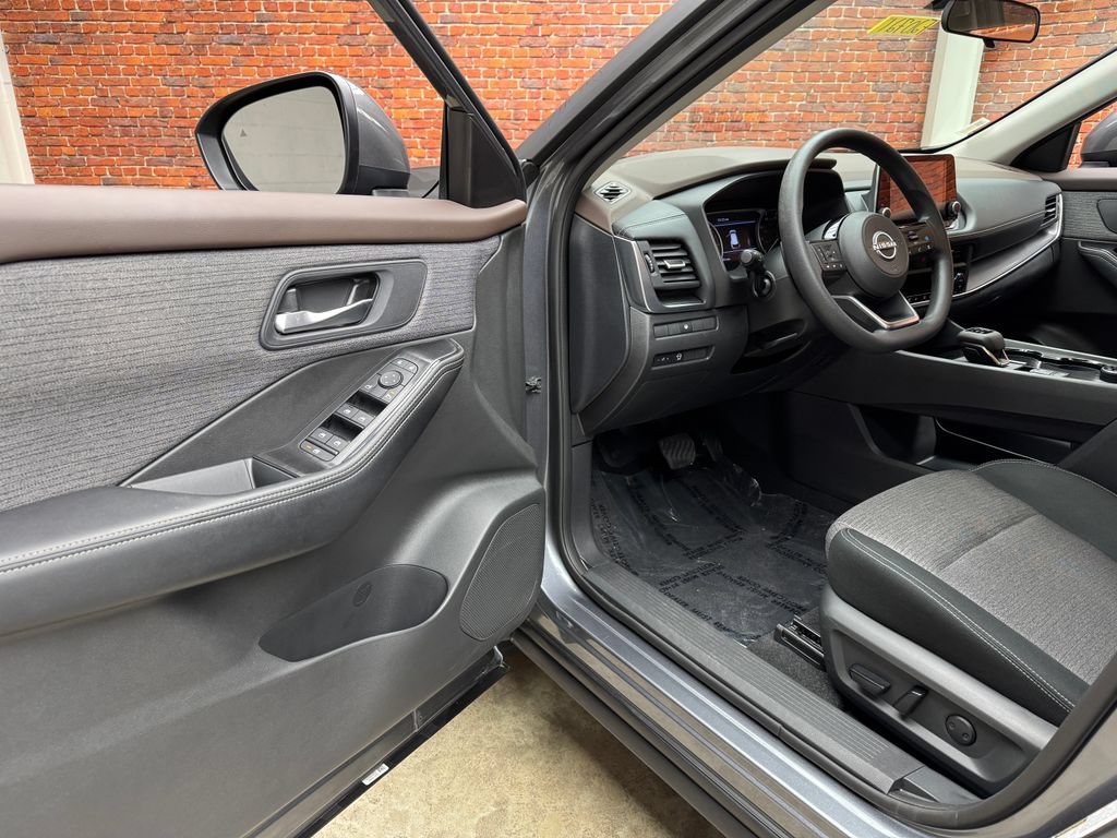 Used 2023 Nissan Rogue SV AWD/4WD image 9