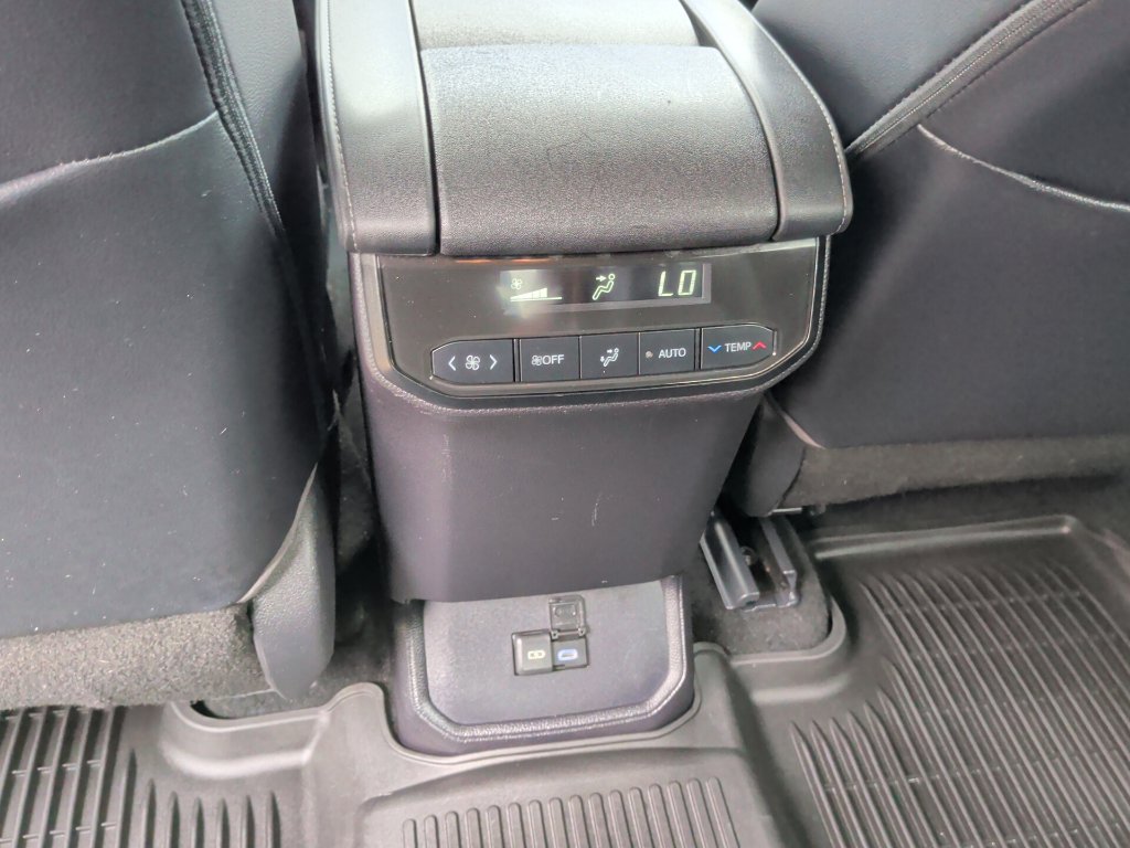 Used 2022 Toyota Highlander XLE FWD image 17