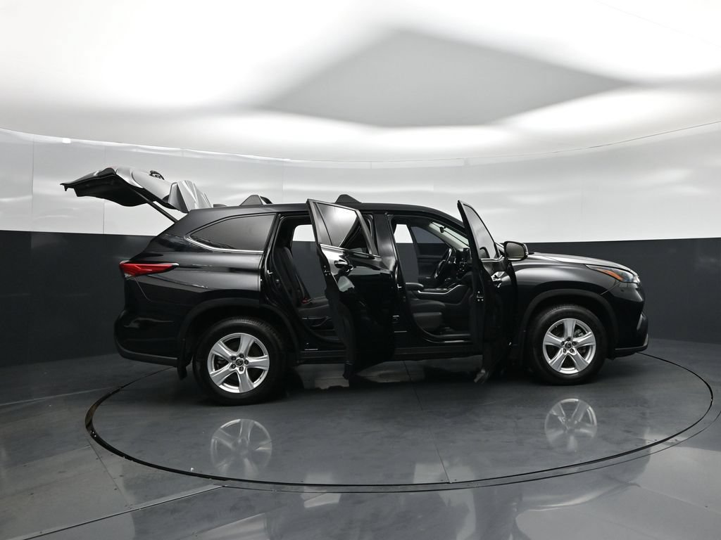 Used 2023 Toyota Highlander LE AWD/4WD image 5