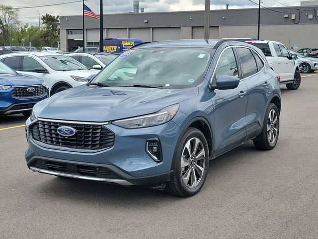Certified 2023 Ford Escape Platinum AWD/4WD image 2