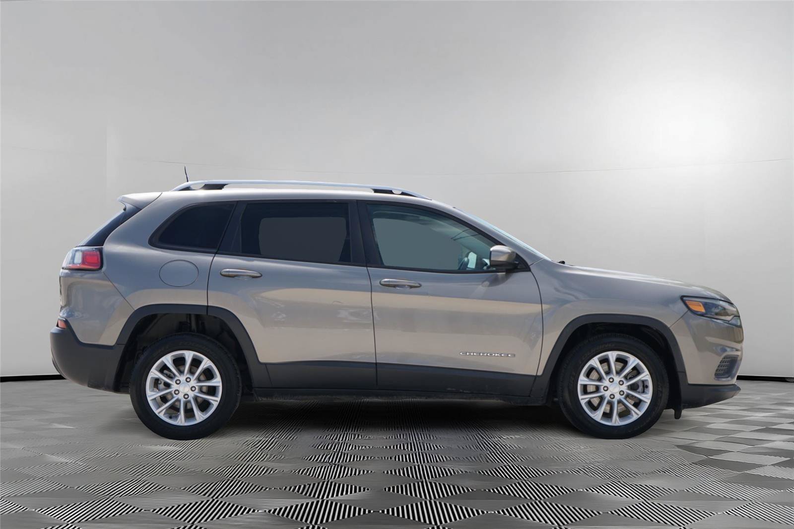 Used 2020 Jeep Cherokee Latitude FWD image 4
