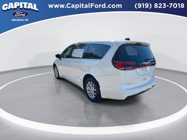 Used 2025 Chrysler Pacifica Select FWD image 6