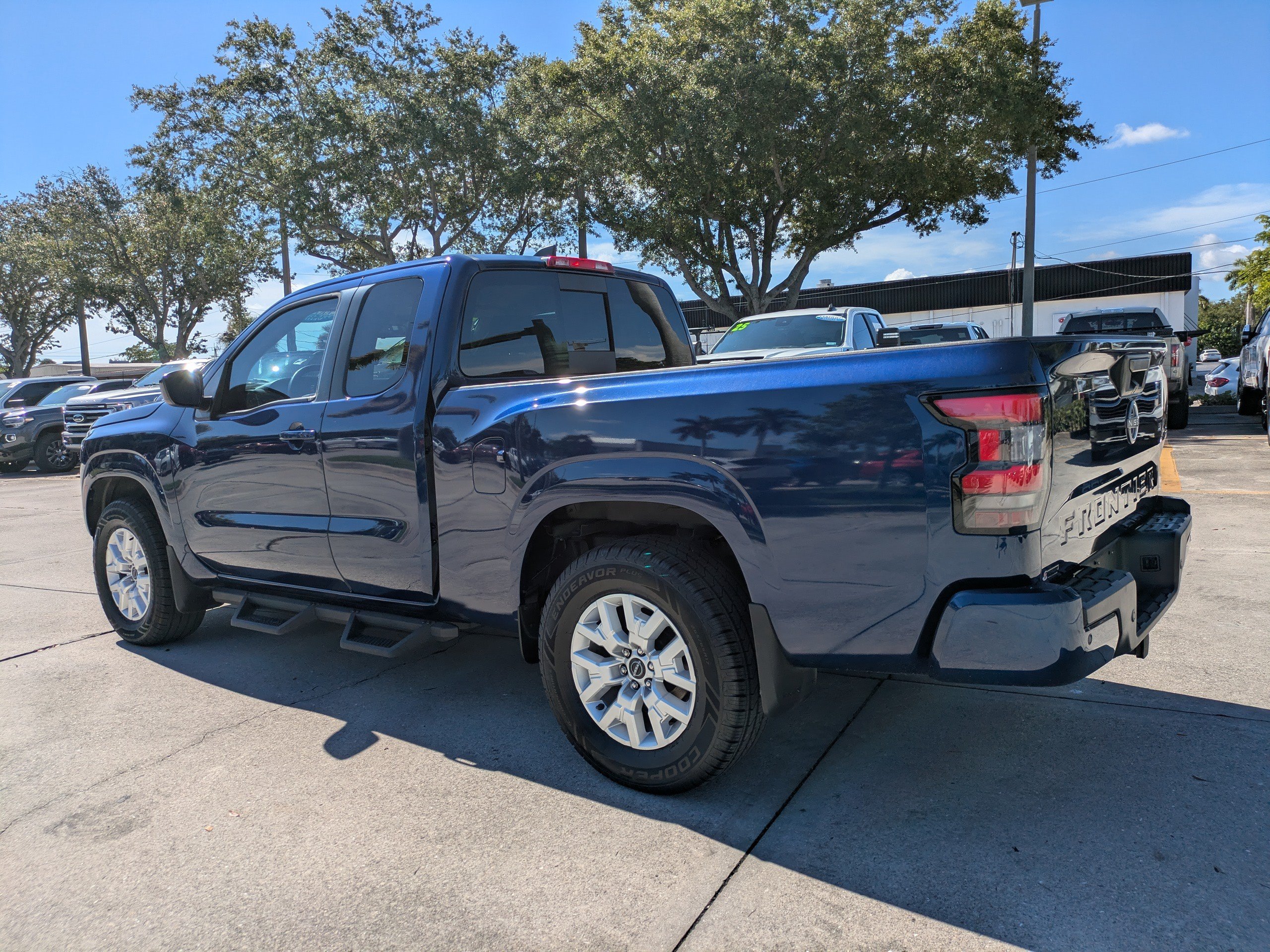 Used 2023 Nissan Frontier SV w/ SV Convenience Package RWD image 6