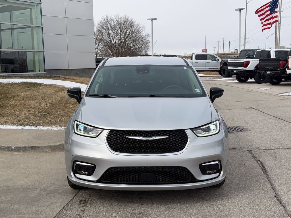 Used 2024 Chrysler Pacifica Touring-L image 8