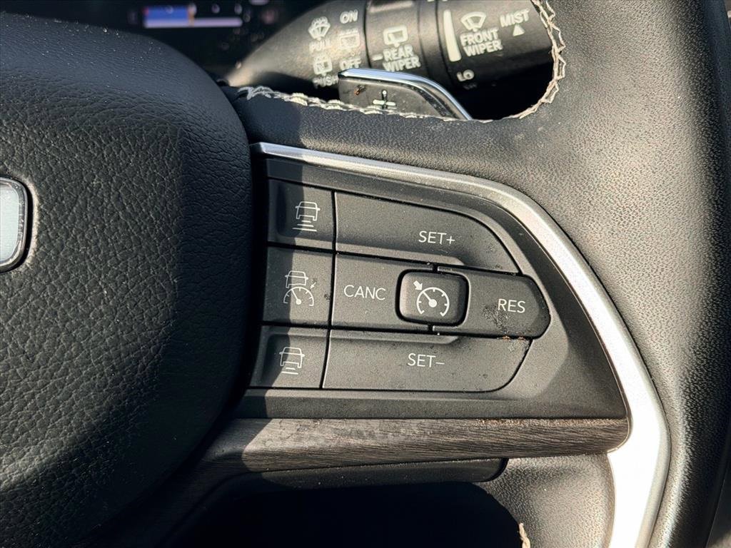 Used 2023 Jeep Grand Cherokee Limited image 23