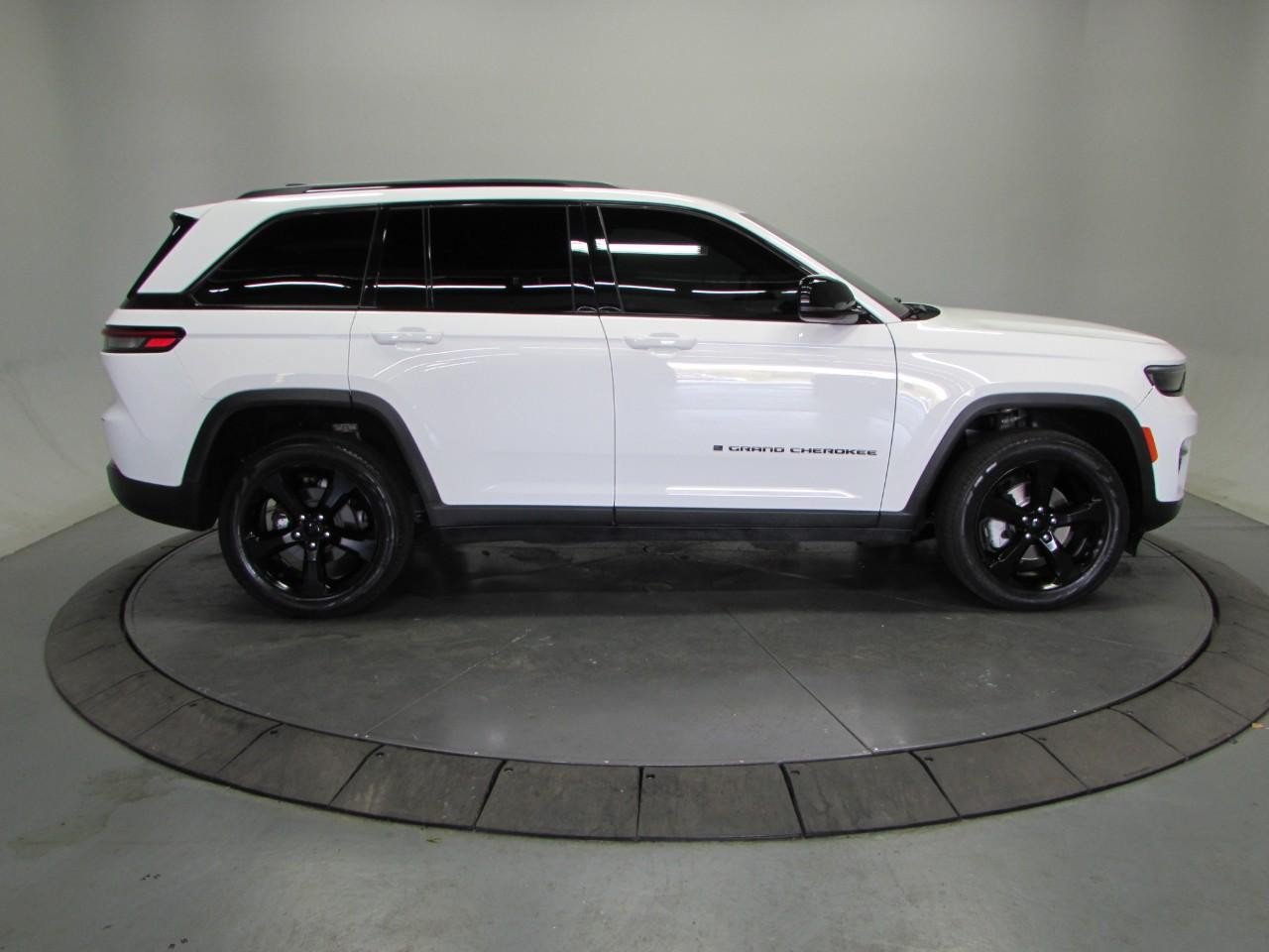 Used 2024 Jeep Grand Cherokee Limited w/ Black Appearance Package AWD/4WD image 8