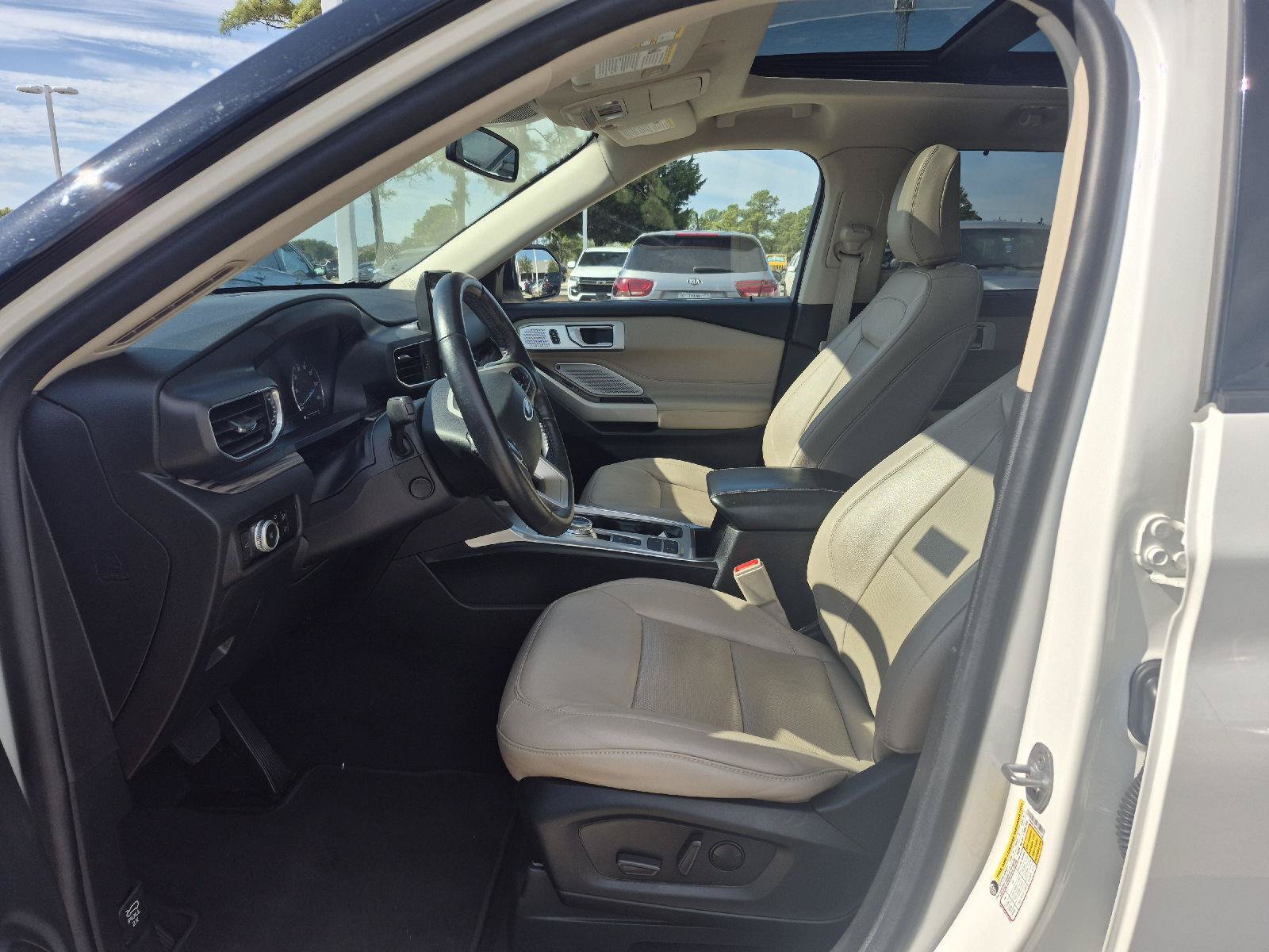 Certified 2023 Ford Explorer Limited w/ Limited Technology Package RWD image 2