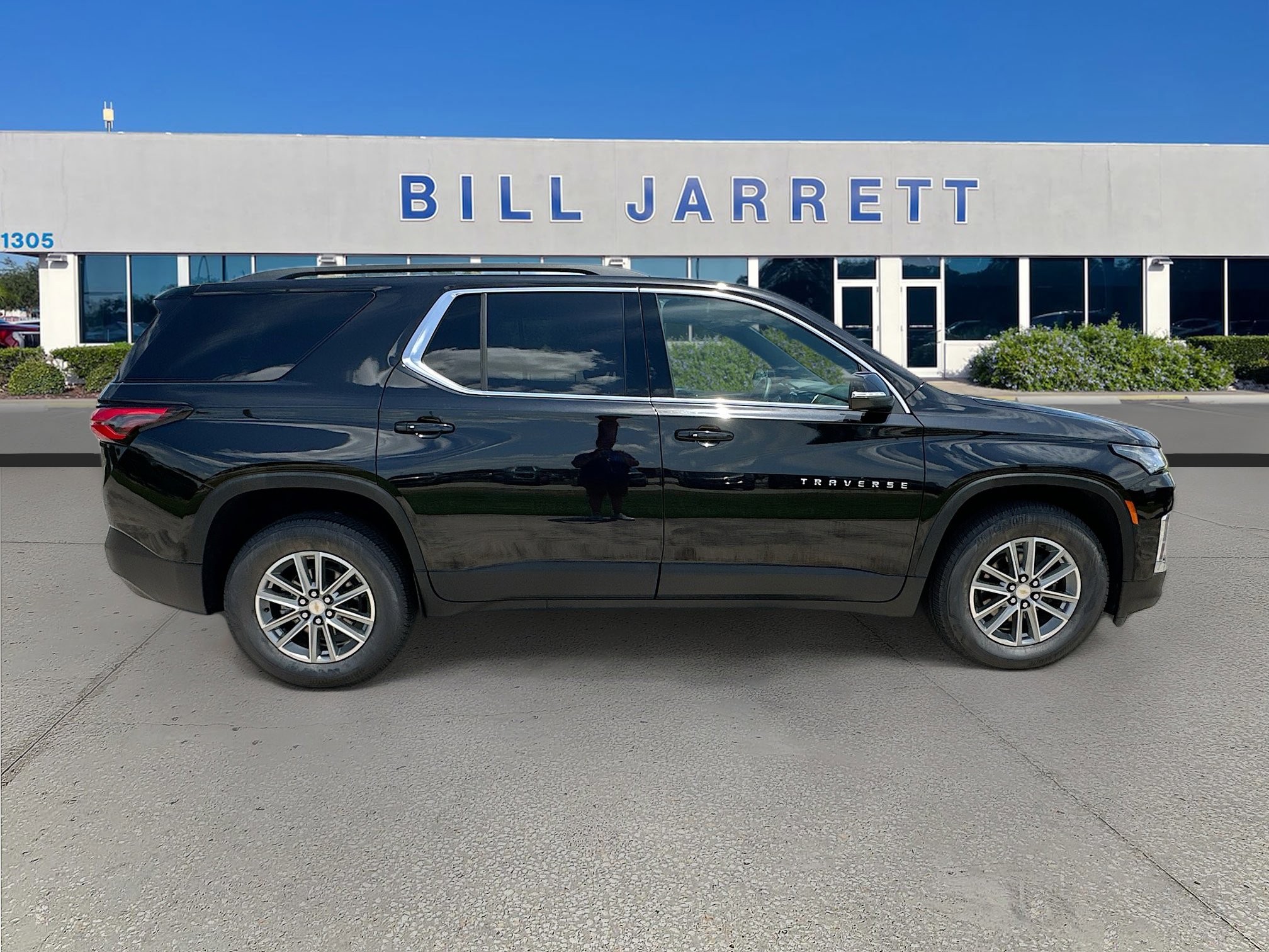 Used 2023 Chevrolet Traverse LT FWD image 8