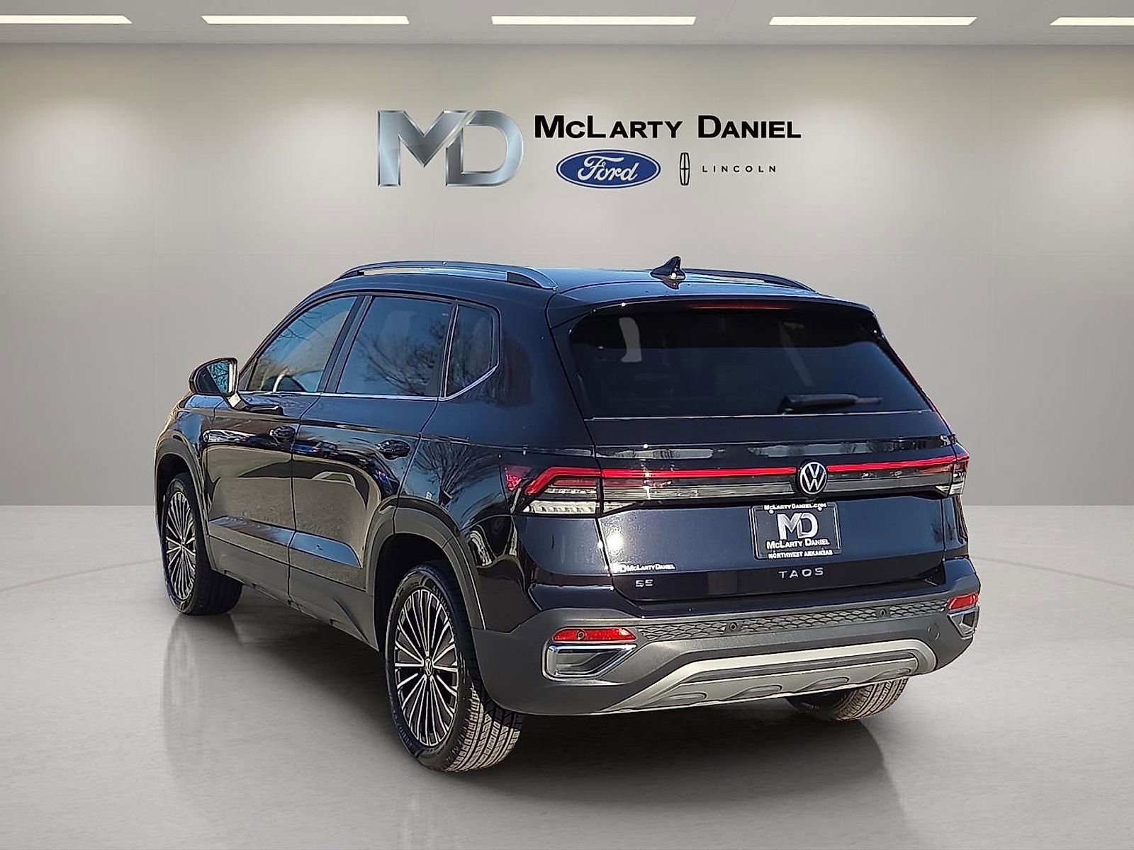 Used 2025 Volkswagen Taos SE image 4