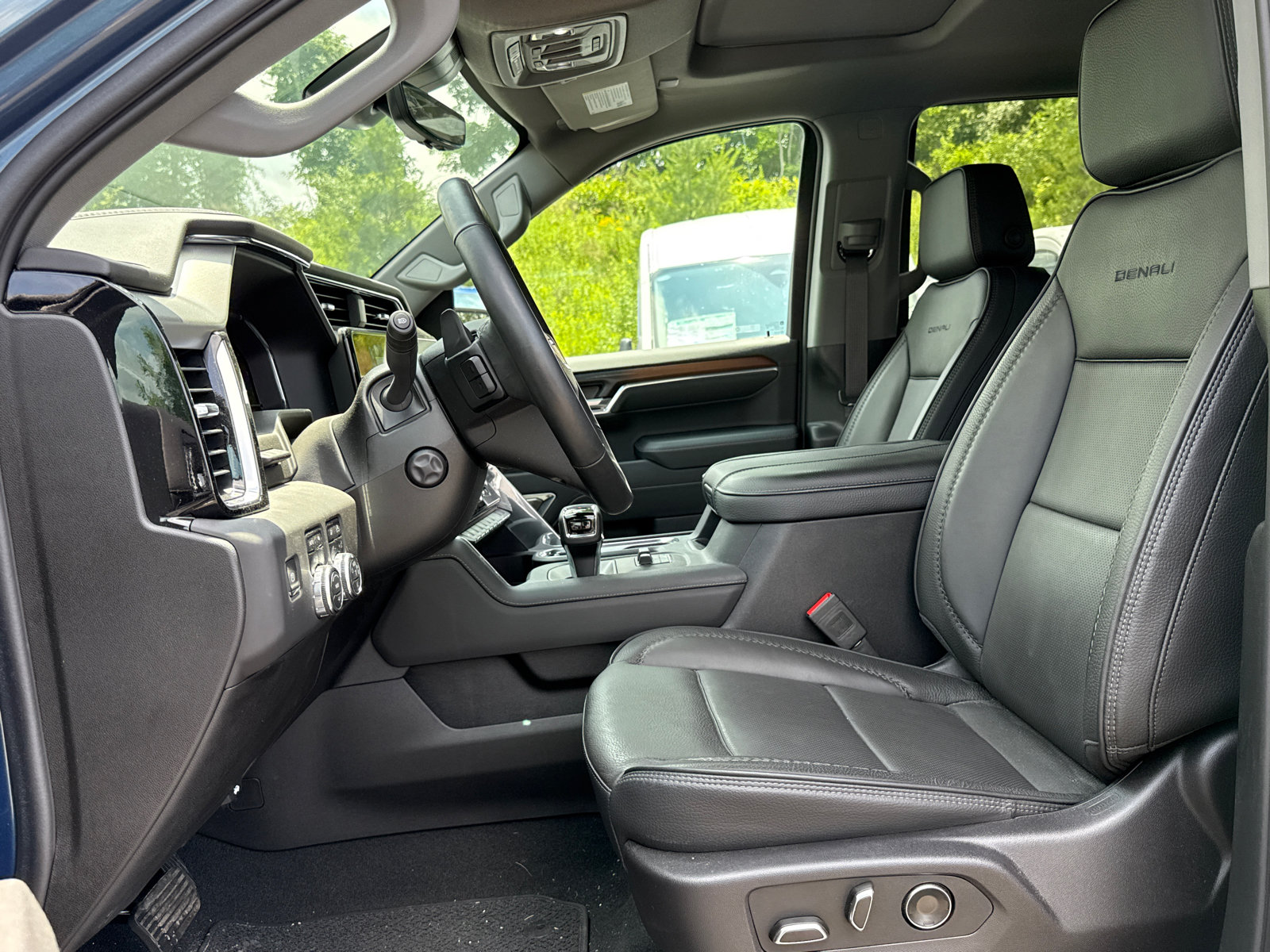 Used 2025 GMC Sierra 1500 Denali w/ Denali Reserve Package AWD/4WD image 10